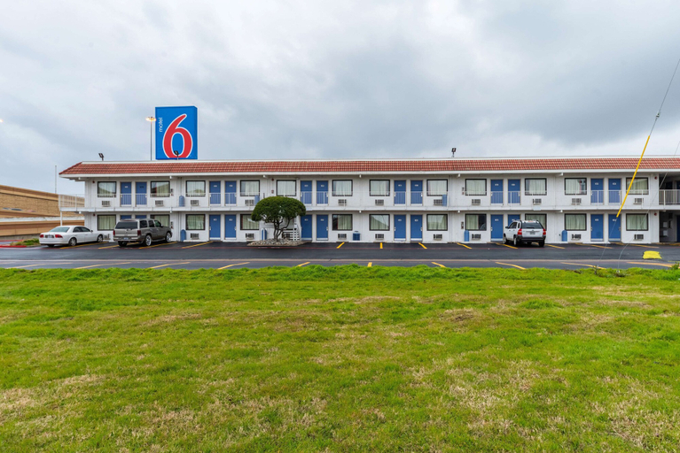 Exterior & Views 2, Motel 6 North Richland Hills, TX, Tarrant