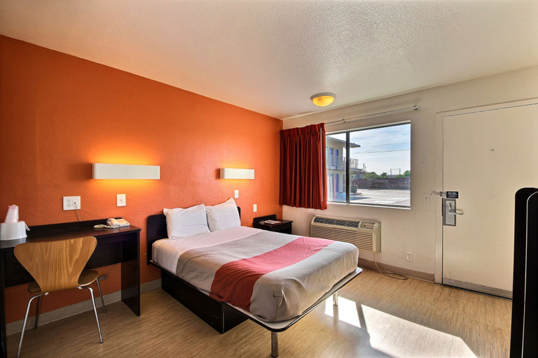 Bedroom 3, Motel 6 Laredo, TX - South, Webb