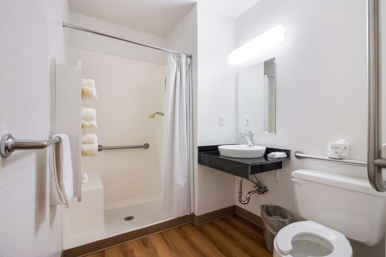 Bathroom 4, Motel 6 Moses Lake, WA, Grant