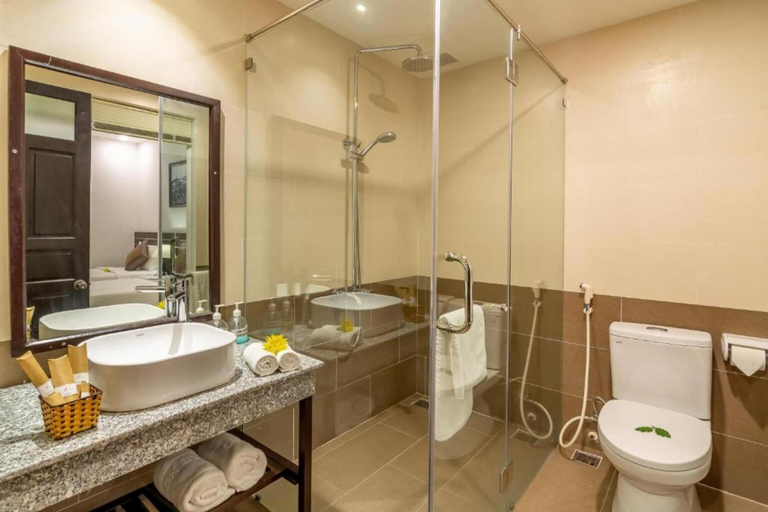 Bathroom 3, Hotel Front Beach, Da Nang