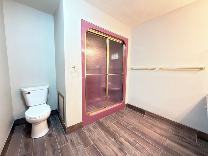 Bathroom 4, Super 8 by Wyndham Platteville, Grant