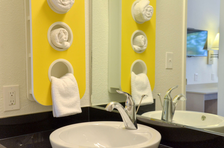 Bathroom 4, Motel 6 – Santa Nella, on I-5, Merced
