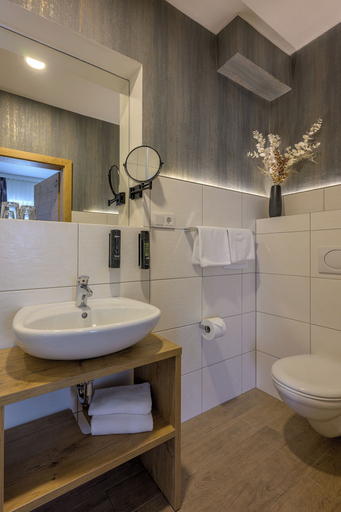 Bathroom 5, Hotel Alpensonne, Miesbach