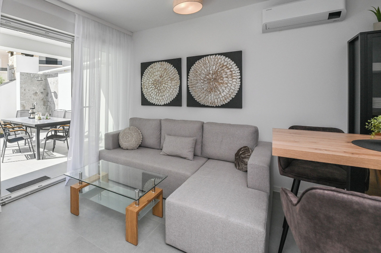 Others 5, Smash A - Apartments with Private Heated Pool, Novalja