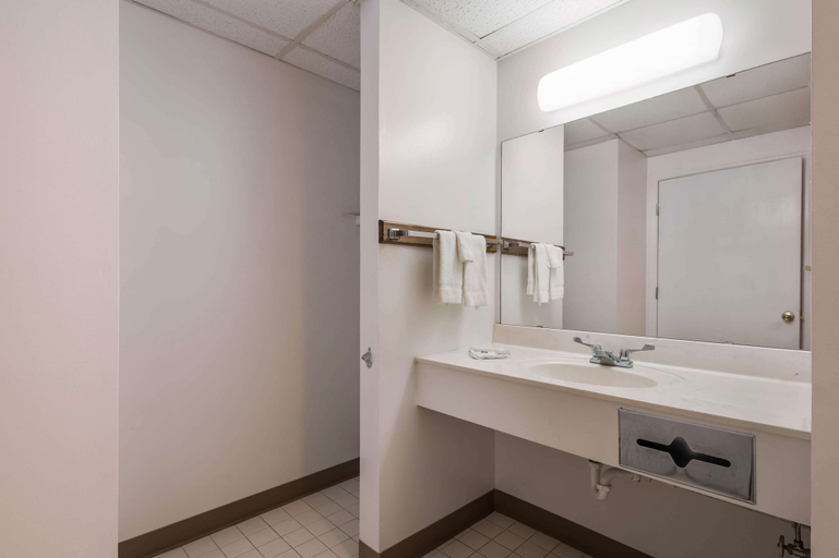 Bathroom 4, Motel 6 Attalla, AL, Etowah