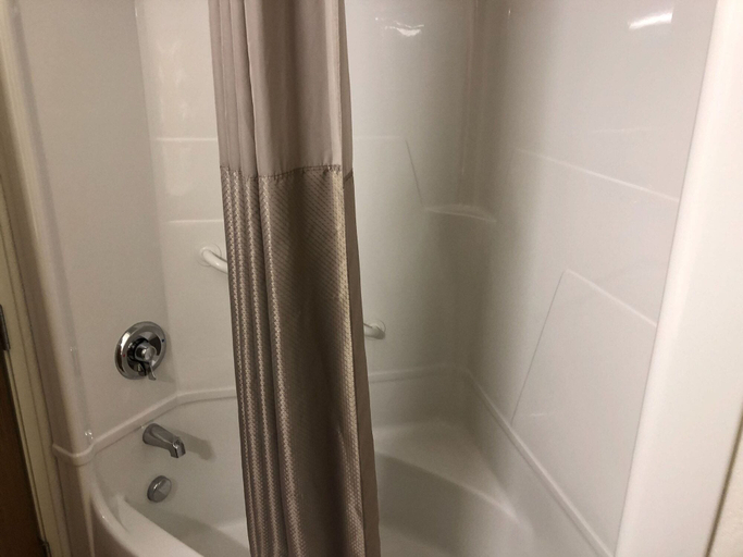 Bathroom 3, Motel 6 Avoca, IA, Pottawattamie