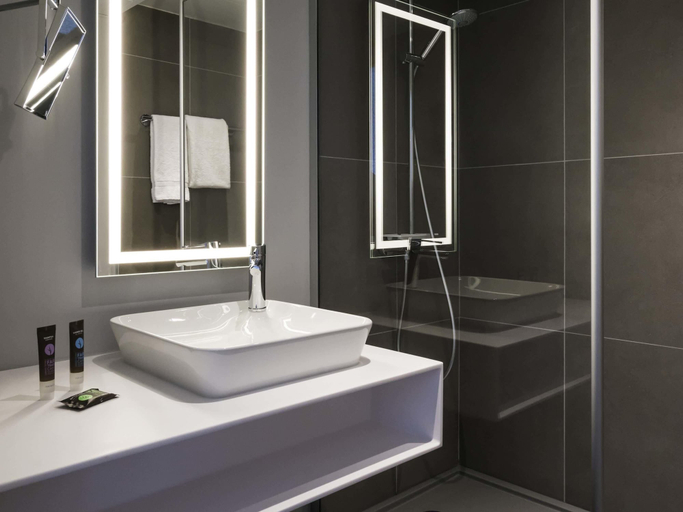 Bathroom 5, Novotel Paris Saclay, Essonne
