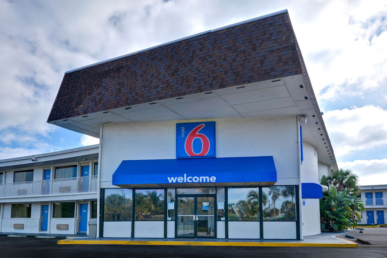Exterior & Views 4, Motel 6 Cocoa Beach, FL, Brevard