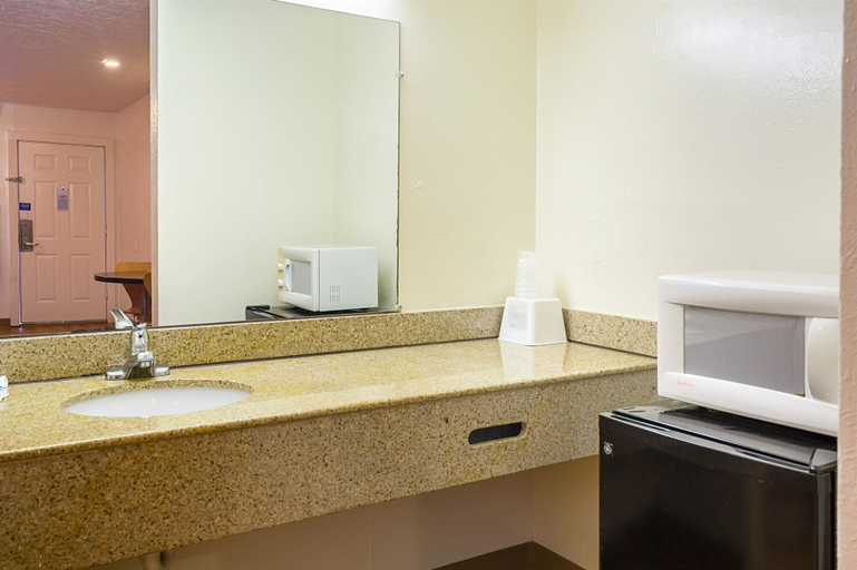 Bathroom 4, Motel 6 Madisonville, TX, Madison