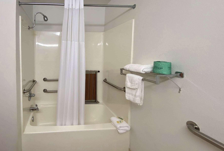Bathroom, Studio 6 Mcalester, Ok - South, Pittsburg