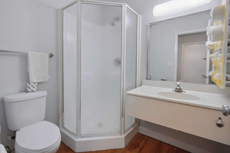 Bathroom 4, Motel 6 Normal, IL - Bloomington Area, McLean
