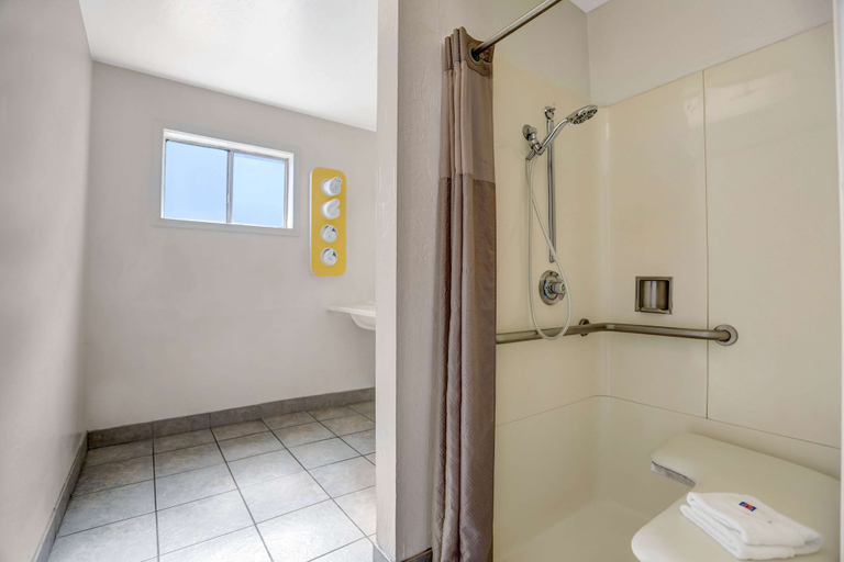 Bathroom 5, Motel 6 Fort Bragg, Mendocino