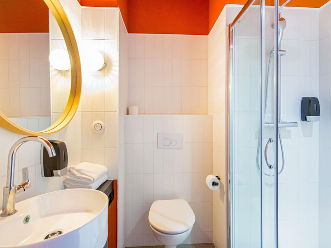 Bathroom 5, ibis Styles Salon de Provence, Bouches-du-Rhône