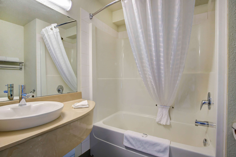 Bathroom 4, Motel 6 Grande Prairie, AB, Division No. 19