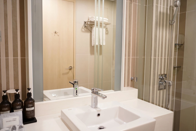 Bathroom 5, Hotel Tour, Jung
