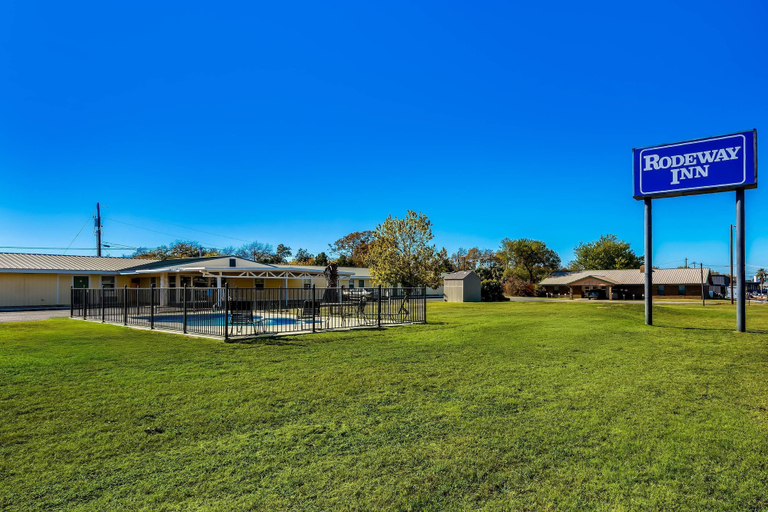 Exterior & Views 2, Rodeway Inn Kingsland - Lake LBJ, Burnet