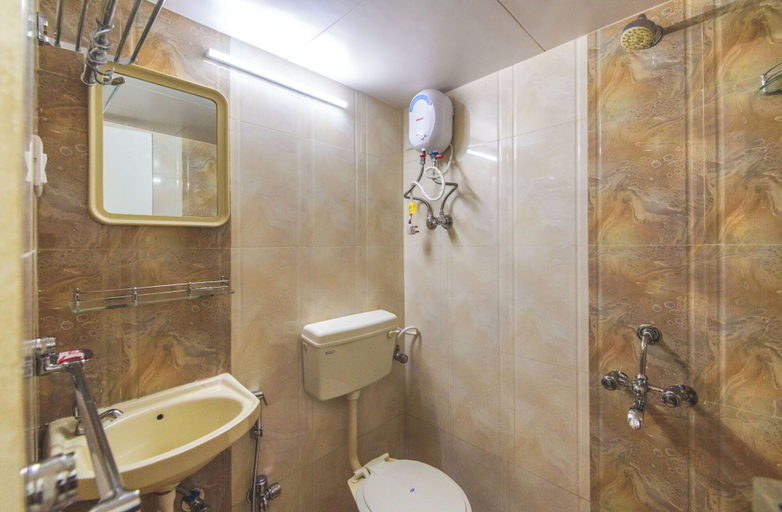 Bathroom 4, Hotel Nest In, Malad, Mumbai Suburban