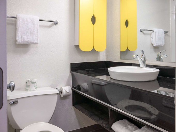 Bathroom 4, Studio 6 Miamisburg, OH - Dayton, Montgomery