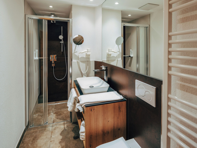 Bathroom 3, Wellnesshote Engadin, Inn