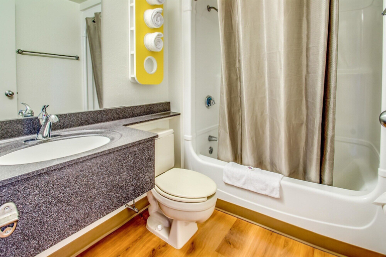 Bathroom 4, Motel 6 Amherst, NY - Buffalo, Erie