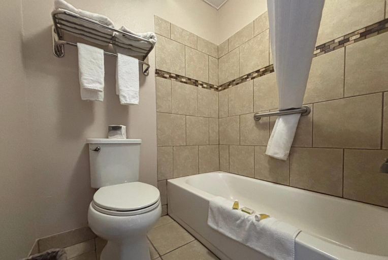 Bathroom 4, Super 8 by Wyndham Okawville, Washington