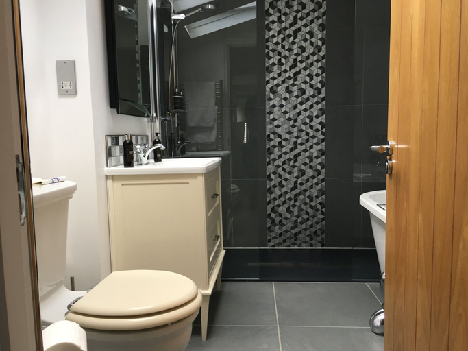 Bathroom 4, The Padstow Cottage - Coswarth House, Cornwall