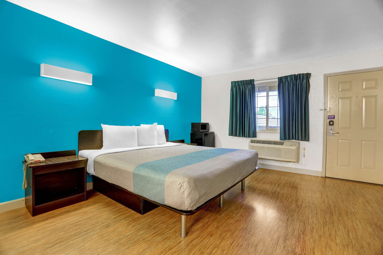 Bedroom 2, Motel 6 Anderson, CA - Redding Airport, Shasta