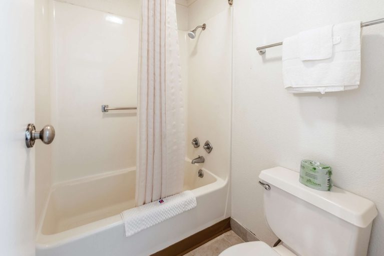Bathroom 4, Motel 6 Mansfield, OH, Richland