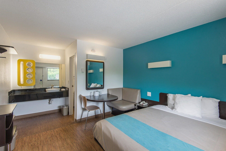 Bedroom 2, Motel 6 Overland Park, KS, Kansas City