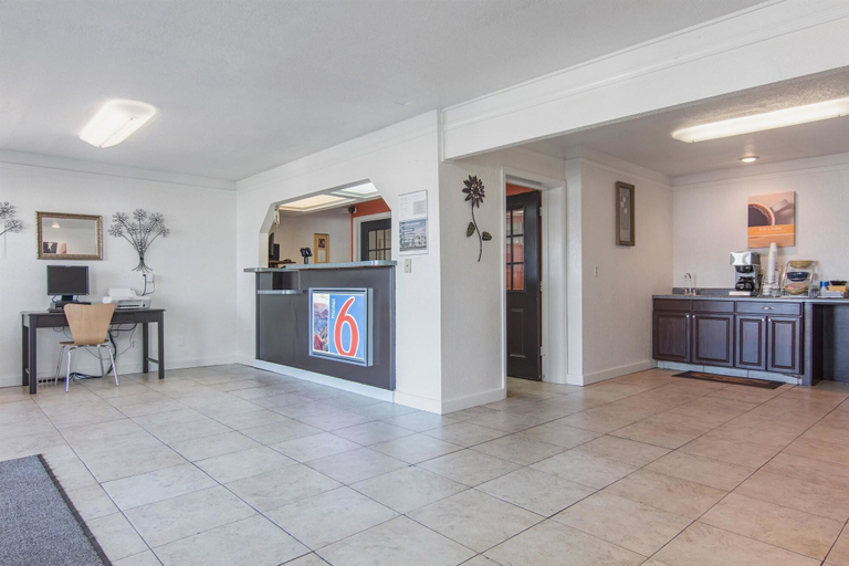 Others 5, Motel 6 Hope, AR, Hempstead