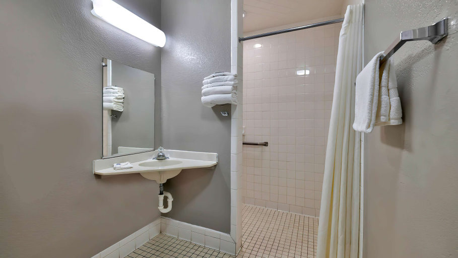 Bathroom 4, Motel 6 Gallup, McKinley