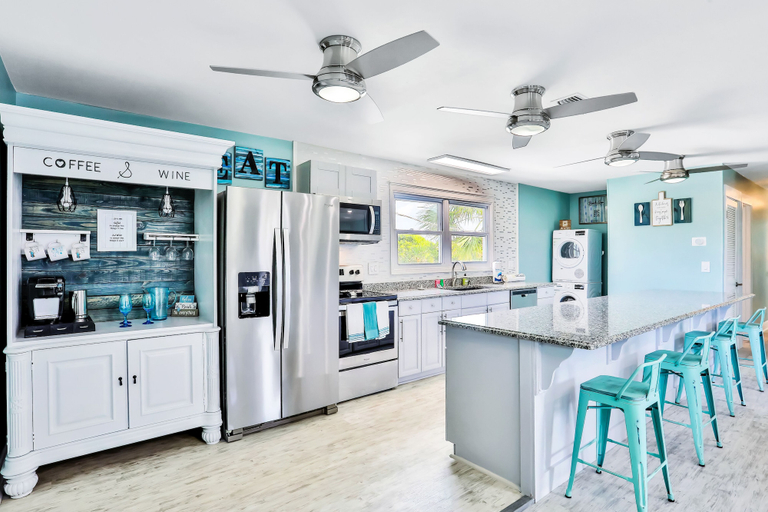 Private kitchen 4, Home 1 Block From 2 Beaches W/private Pool, High-speed Wifi & Central AC, Saint Johns