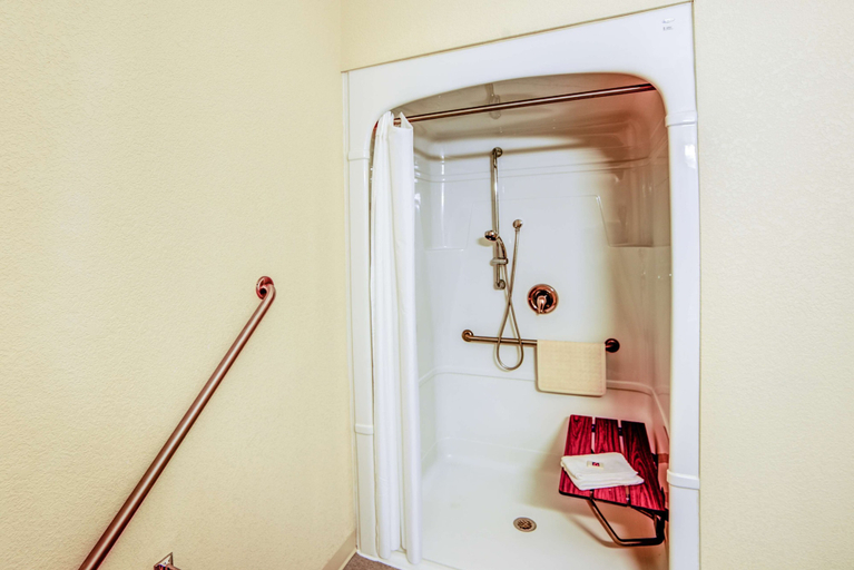 Bathroom 4, Motel 6 Huntsville, ON, Muskoka