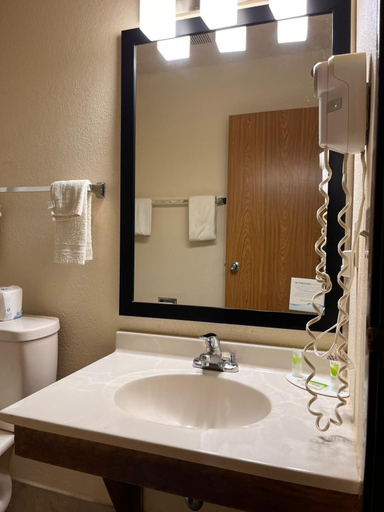 Bathroom 4, Fairview Inn & Suites Whitewater, Walworth