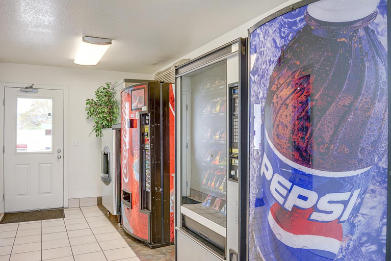 Food & Drinks 5, Motel 6 Portland, OR - Central, Multnomah