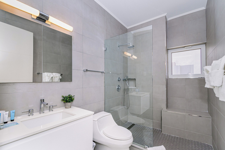 Bathroom 4, Luxury 2-bedroom Condo Right on the Strip in Palm Beach