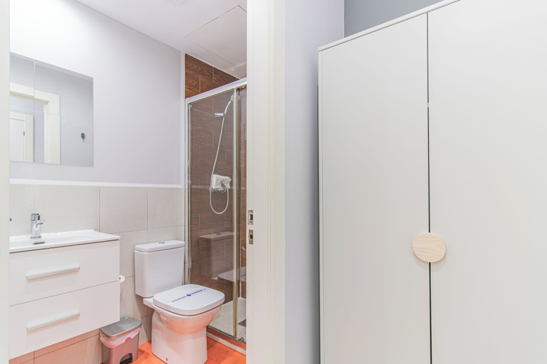 Bathroom 4, Fira Rooms Barcelona Hospitalet, Barcelona