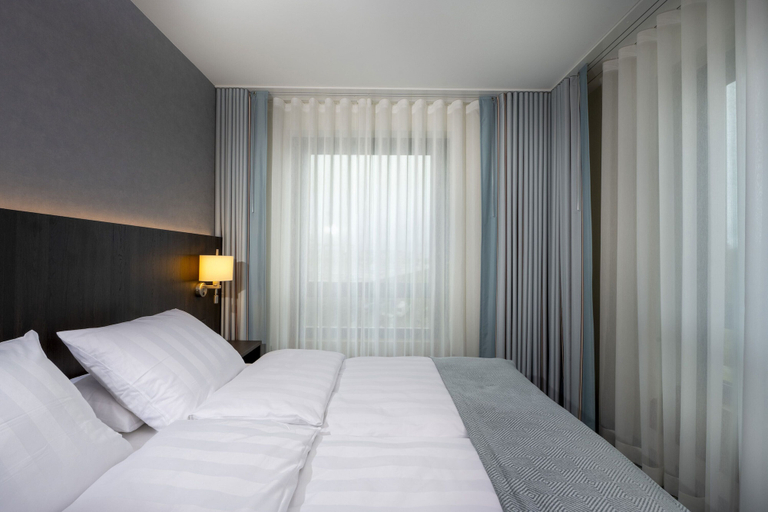 Bedroom 2, Maritim Hotel Bremen, Bremen