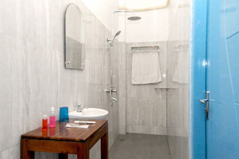 Bathroom 5, Hotel Bonne Nuit, West Manggarai