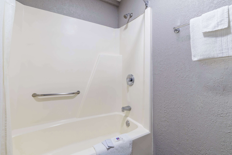 Bathroom 4, Motel 6 Boerne, TX, Kendall