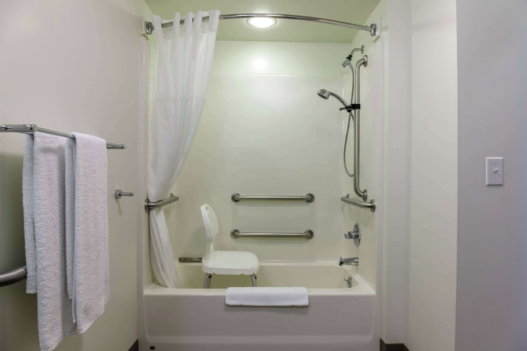 Bathroom 5, Motel 6 Headingley, MB - Winnipeg West, Division No. 11