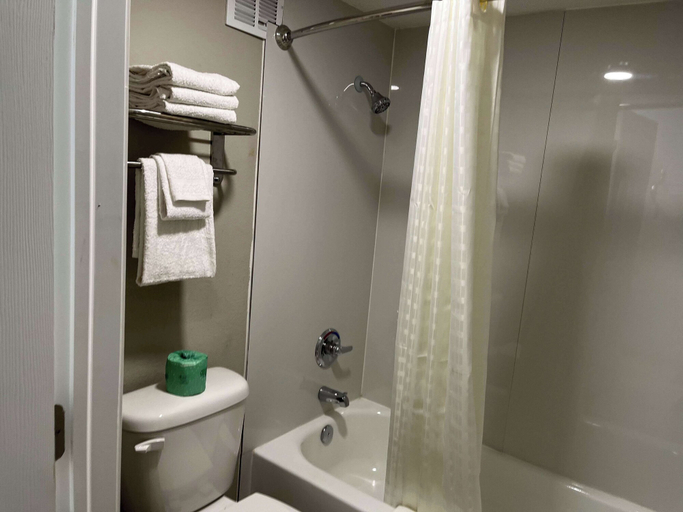 Bathroom 5, Studio 6 Suites West Memphis, AR - Memphis, Crittenden