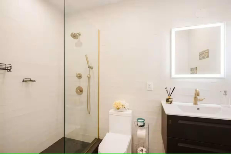 Bathroom 3, Luxury 2BR Duplex 5min to Central Park, New York