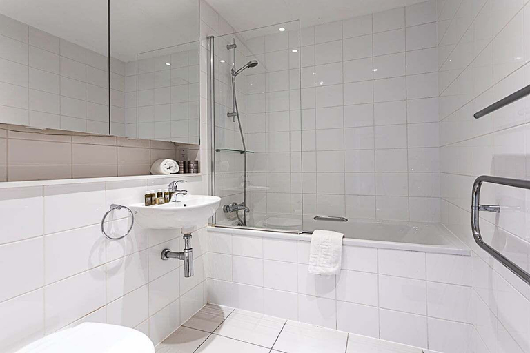 Bathroom 4, City-Close 1-Bed Apartment near Tower Hill, London