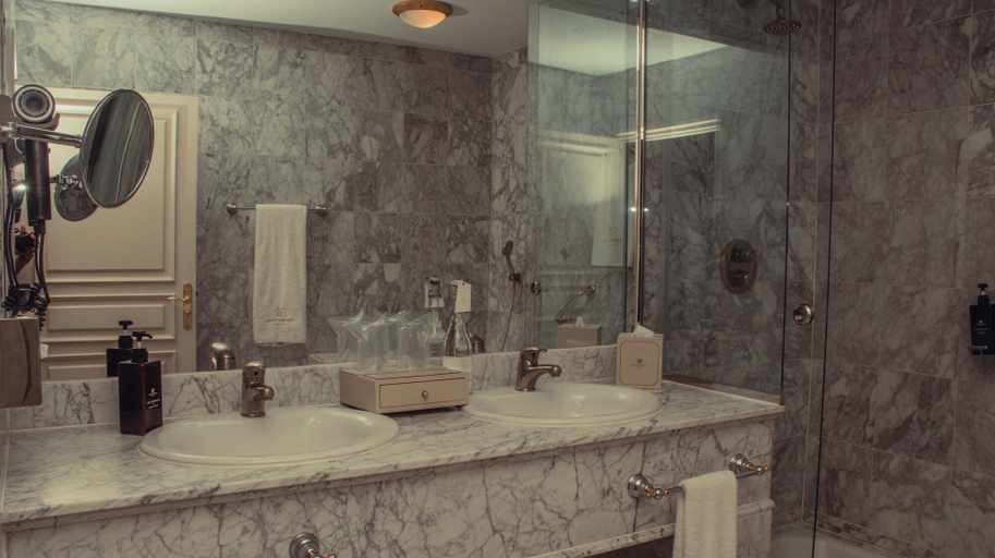 Bathroom 5, Hôtel Colbert Palace, Analamanga