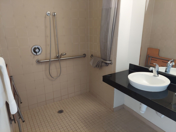 Bathroom 4, Motel 6 Pendleton, OR, Umatilla