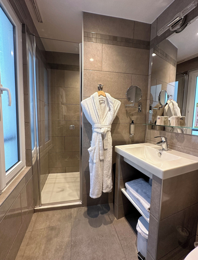 Bathroom 4, Hotel France Albion, Paris