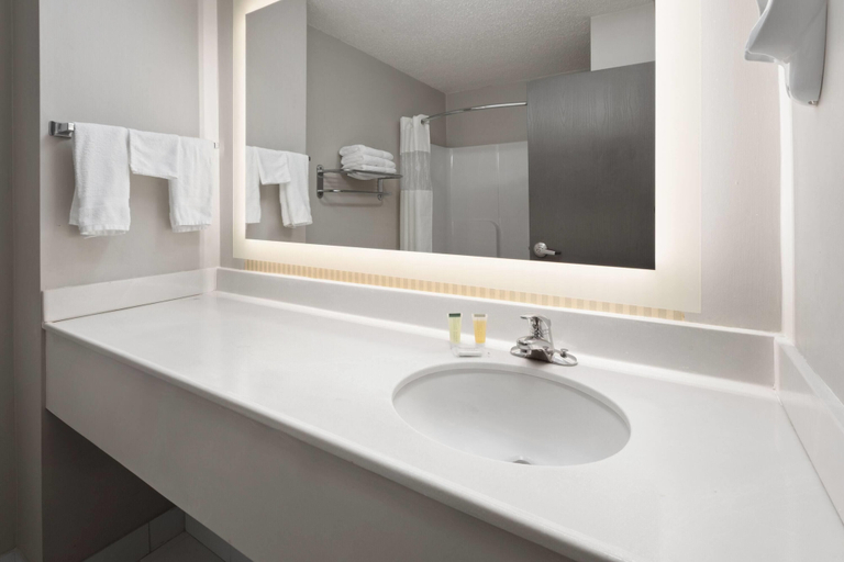Bathroom 4, Days Inn & Suites by Wyndham Seaford, Sussex