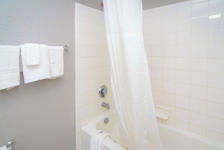 Bathroom 5, Studio 6 Extended Stay - West Palm Beach, FL, Palm Beach