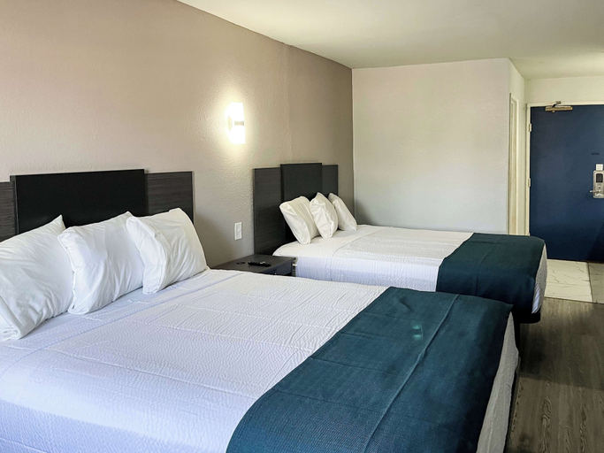 Bedroom 3, Studio 6 Suites Delano, CA, Kern